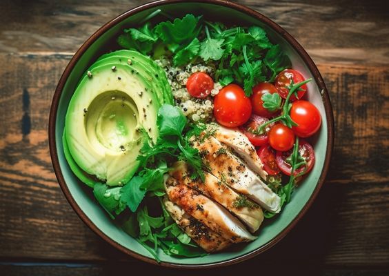 poké ball healthy salade tomate poulet et avocat et quinoa